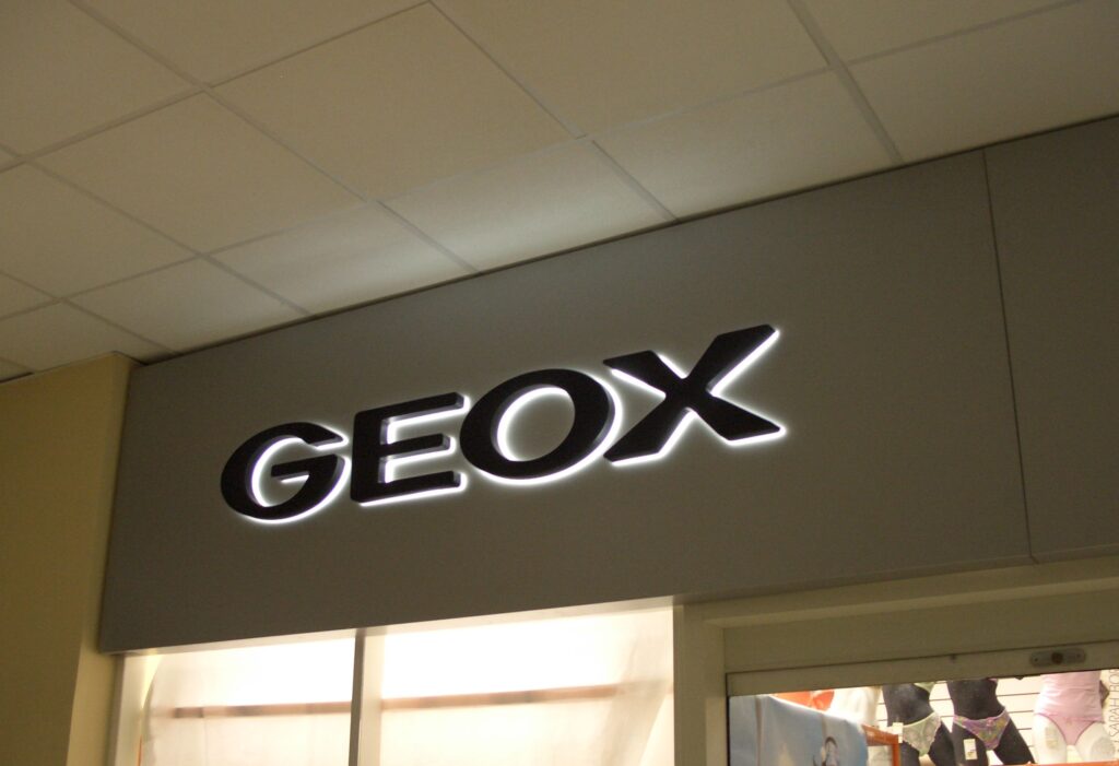 Рекламная вывеска для Geox от SIRIO